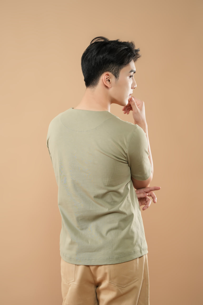 Áo T- shirt nam cổ xẻ V